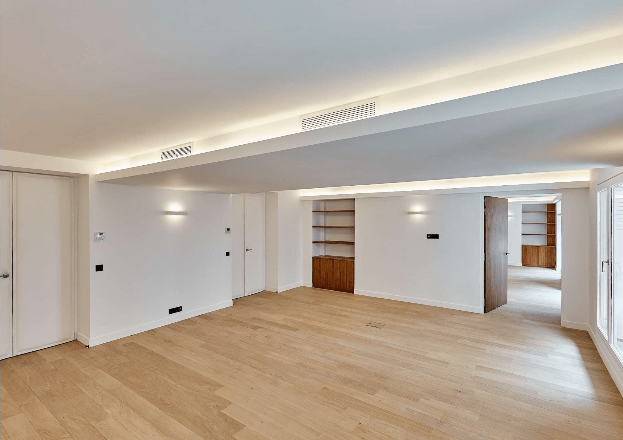 2nd room commercial space rue saint florentin MR Agency Real Estate